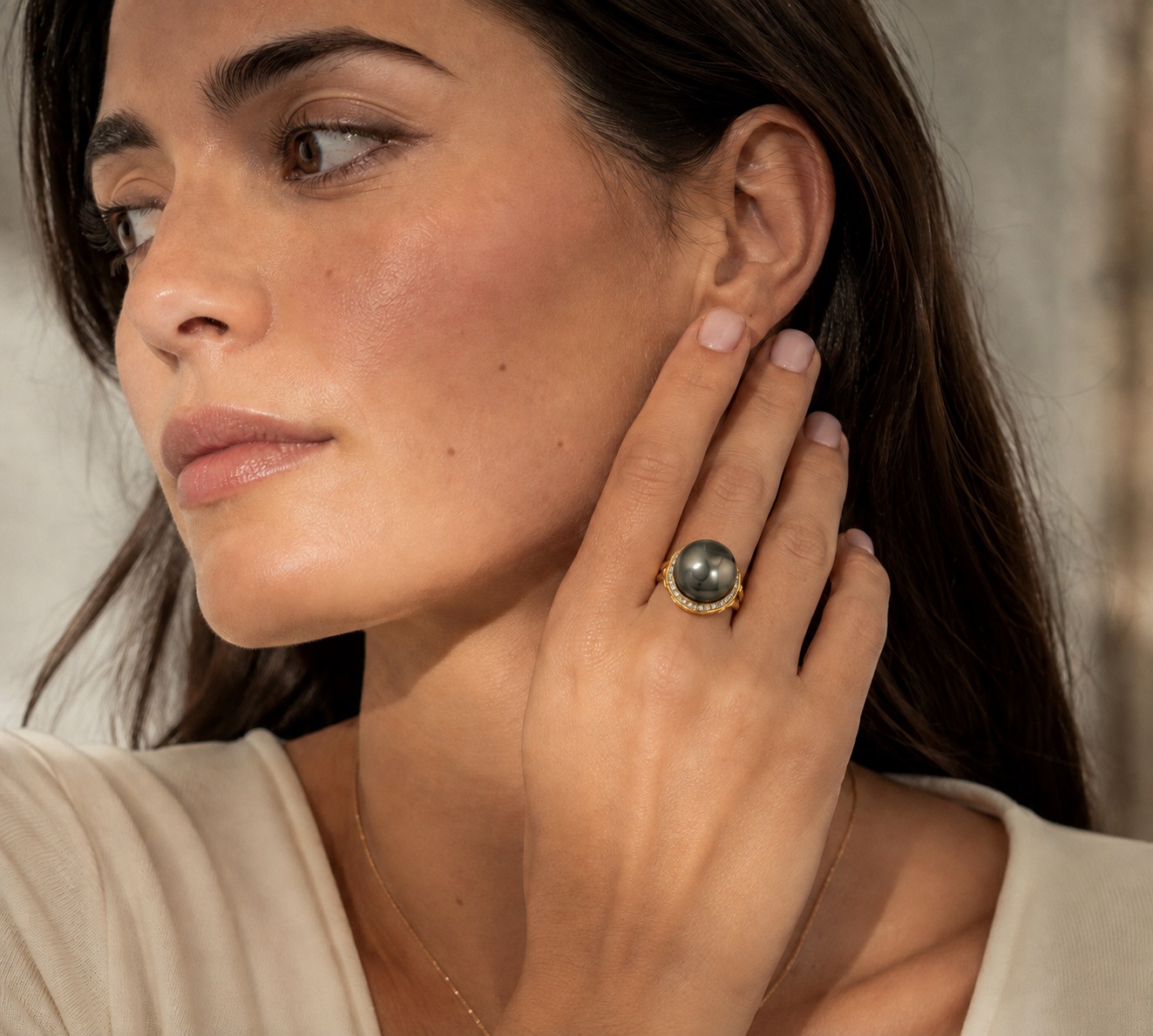 Bella Ring mit tahitischer Südseeperle & Diamanten - Modelbild
