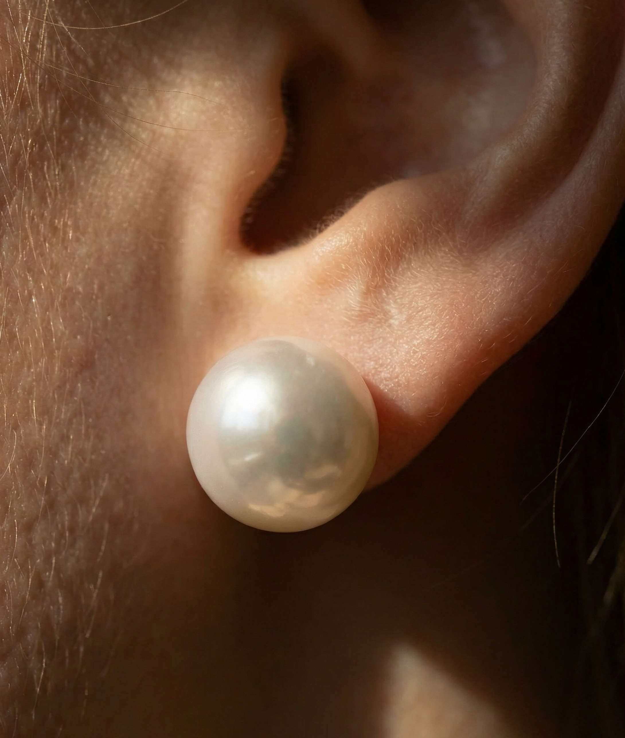 13mm Weiße Süßwasser-Rundperlen-Ohrstecker - Zweites Bild